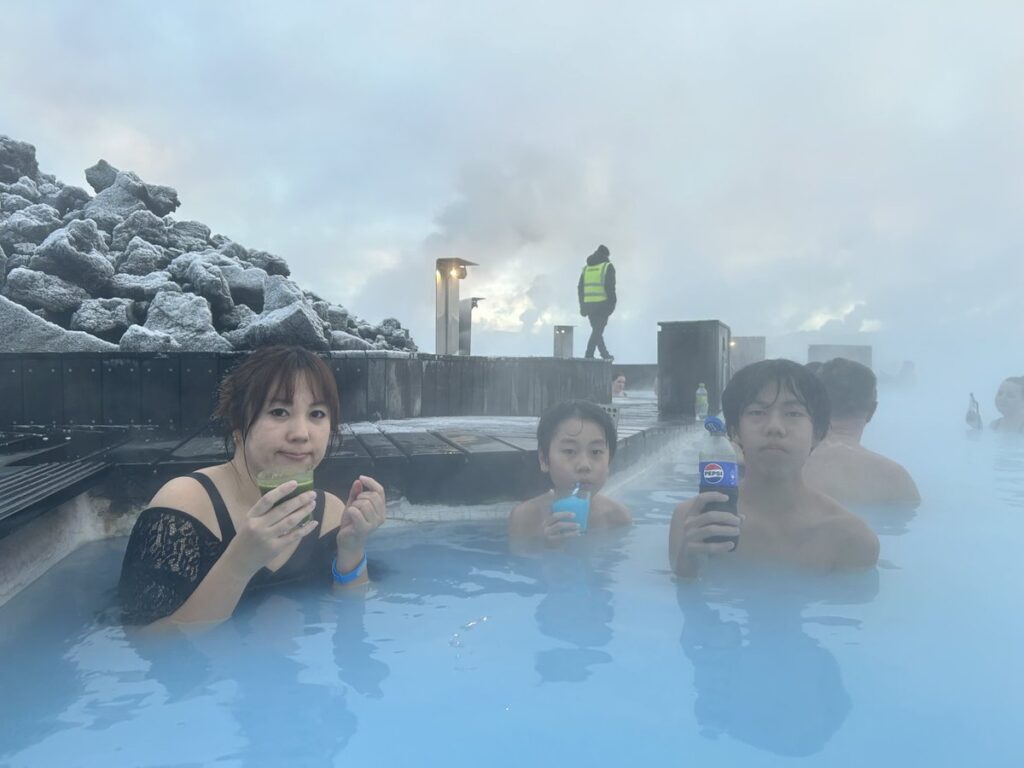 ブルーラグーンのプールバー