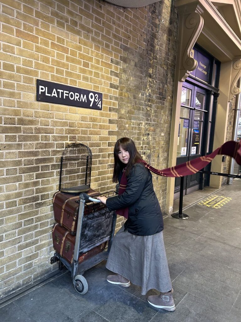 キングス・クロス駅9と3/4番プラットフォームでカートを押す様子