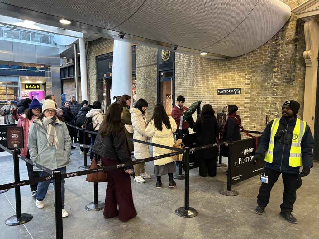 キングス・クロス駅9と3/4番プラットフォームの撮影待ち列