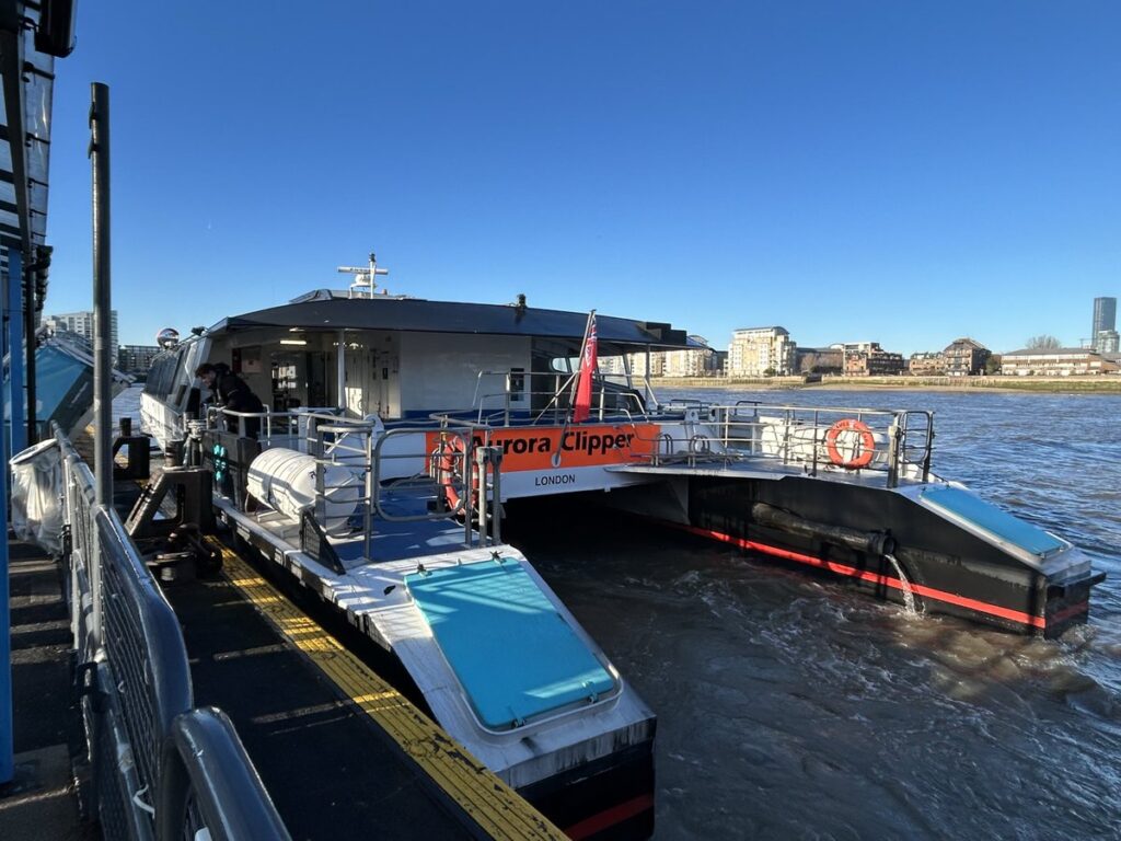 Greenwich Pierに停泊するUber Boatの船
