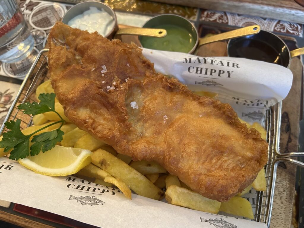 The Mayfair Chippyのハドックのフィッシュ＆チップスとソース