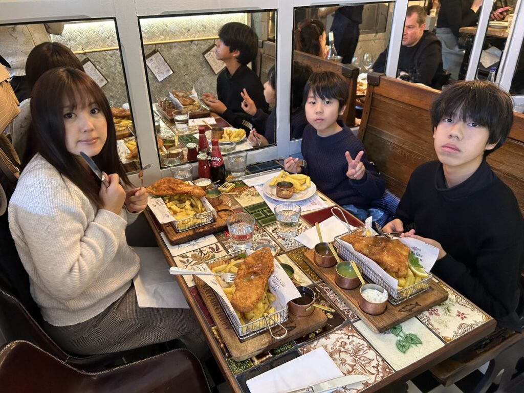 The Mayfair Chippyでフィッシュ＆チップスを囲む家族