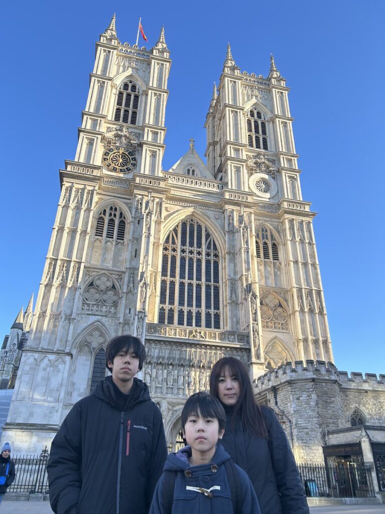 ウェストミンスター寺院の正面ファサードと家族