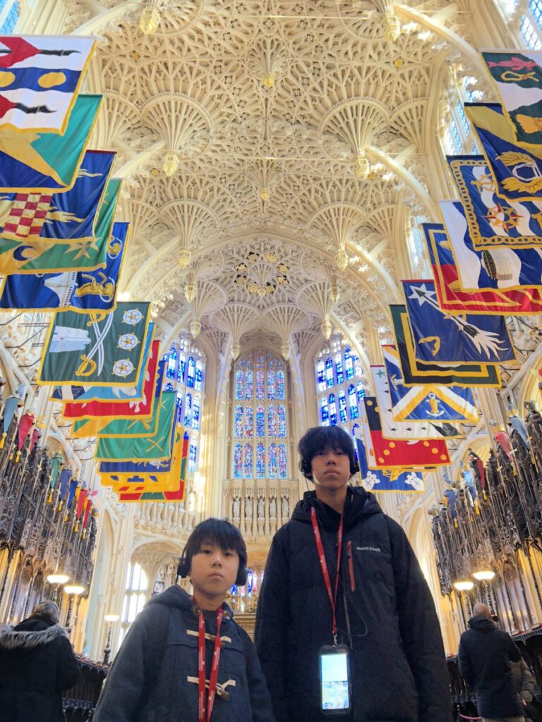 ウェストミンスター寺院レディ・チャペルの明るい内部と家族