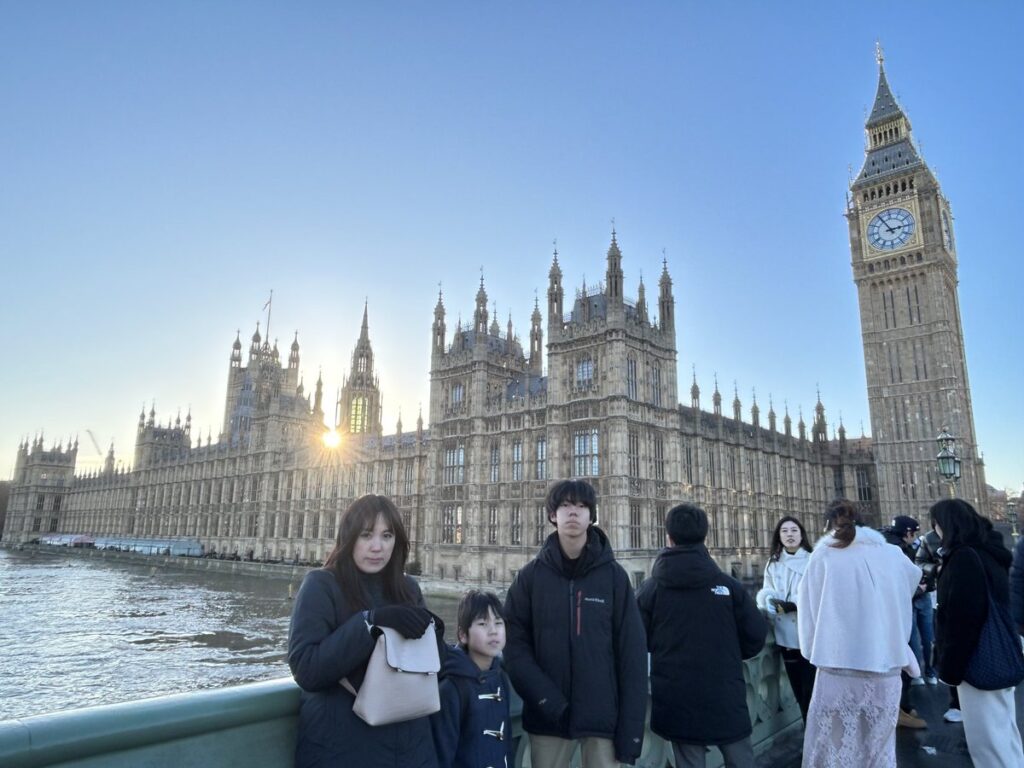 英国国会議事堂とビッグベンを背景にした家族