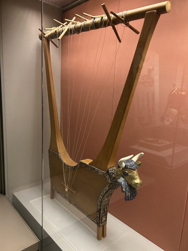 大英博物館Room 56に展示された牡牛頭の竪琴