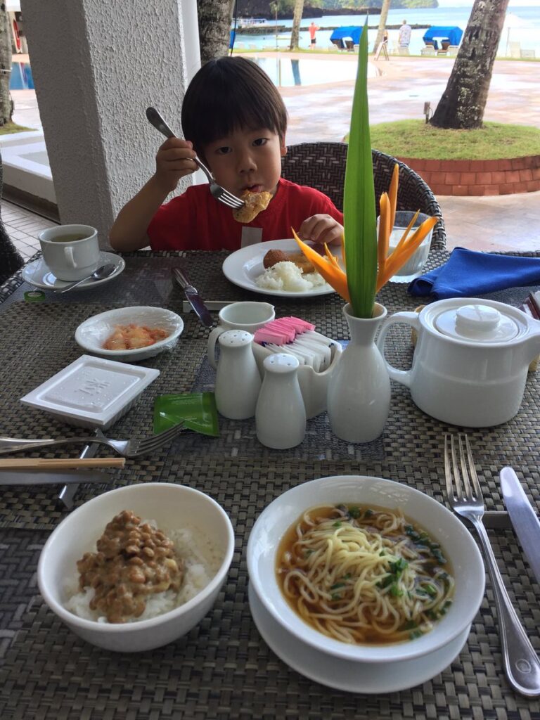 パラオ・パシフィック・リゾートの朝食「納豆ご飯とラーメン」