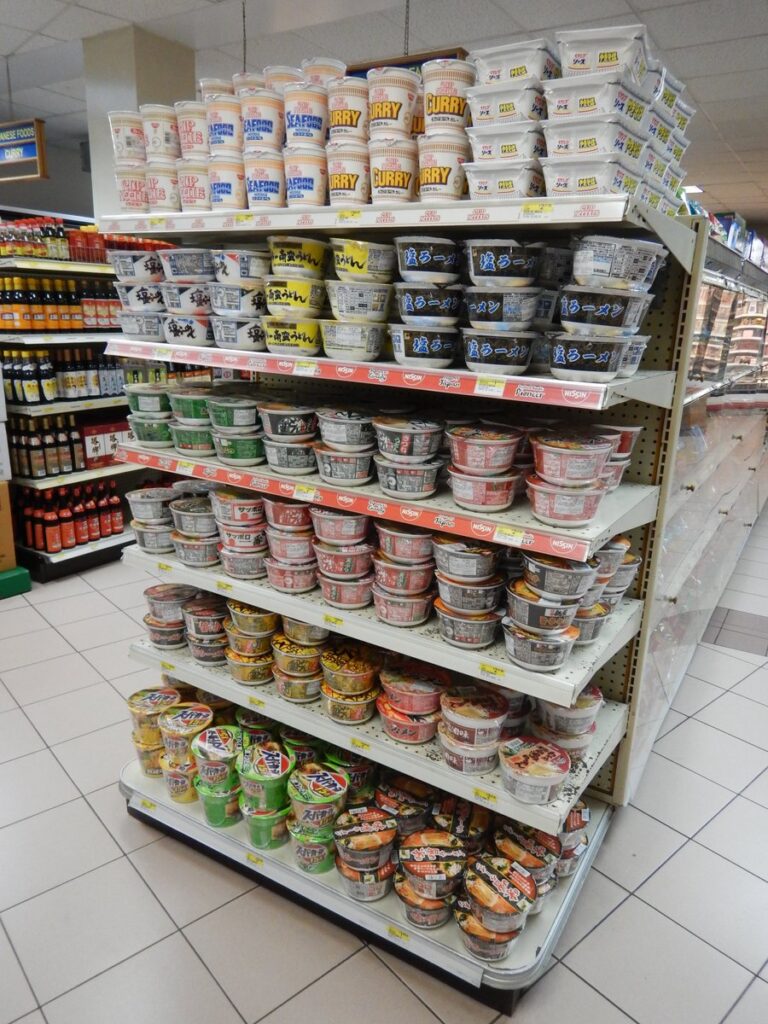 パラオ・コロールのスーパーに並ぶカップ麺|パラオ・コロールのスーパーに並ぶ日本の食品