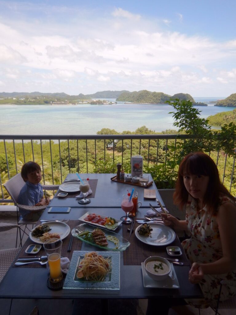 Elilai Seaside Dining（エリライ）の海を望むテラス席でランチ