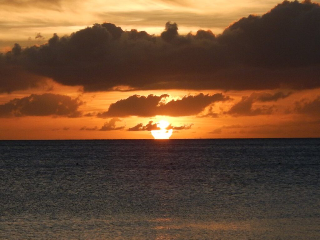 パラオ・パシフィック・リゾートのビーチから見る南太平洋の夕日