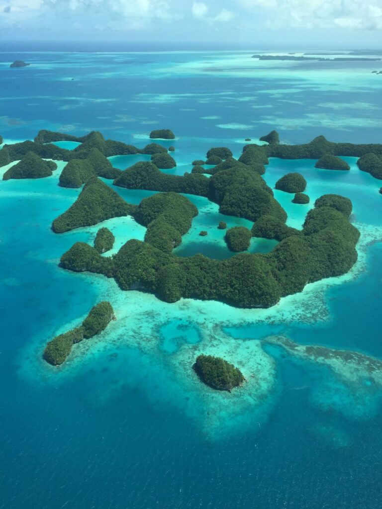 セスナ遊覧飛行から望むパラオのセブンティ・アイランド