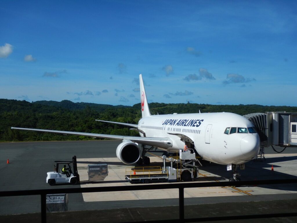 パラオ国際空港に駐機する日本航空JALの飛行機