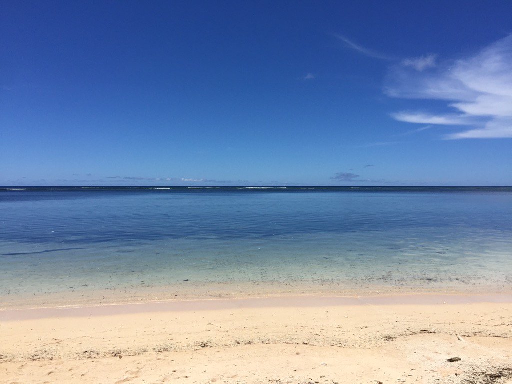 パラオ・ペリリュー島の白砂と美しい遠浅の海岸