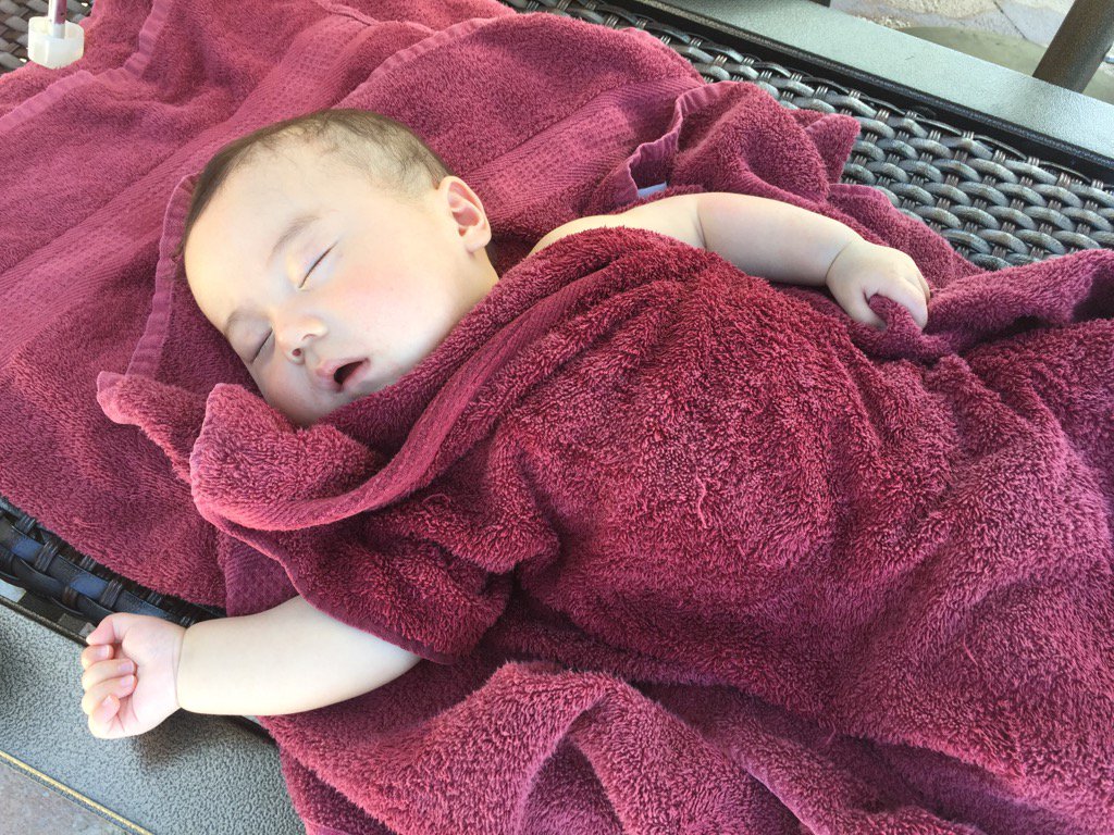 パラオ・パシフィック・リゾートのプールサイドで眠る赤ちゃん