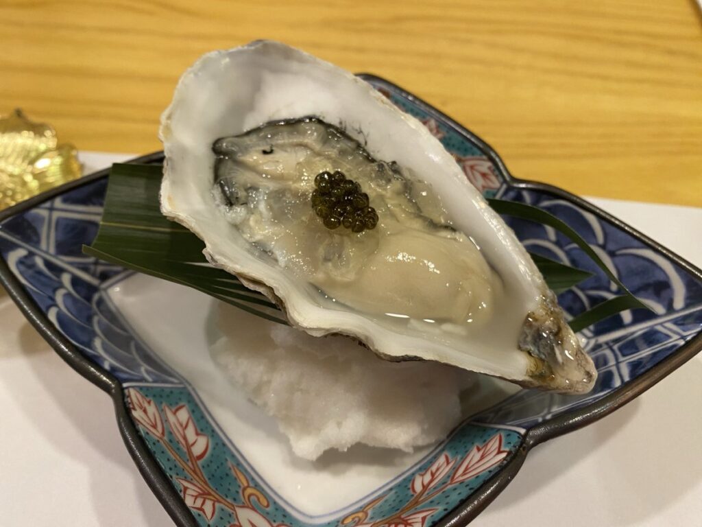 MOTOYA別邸のキャビアをのせた生牡蠣