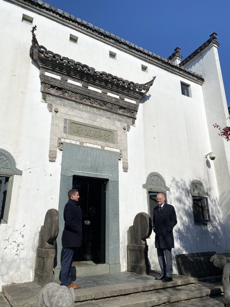 聞道園の楠木庁
