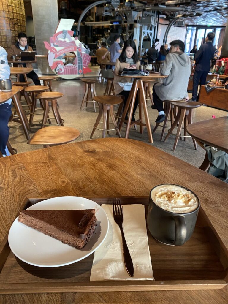 上海ロースタリーで注文したコーヒーと軽食