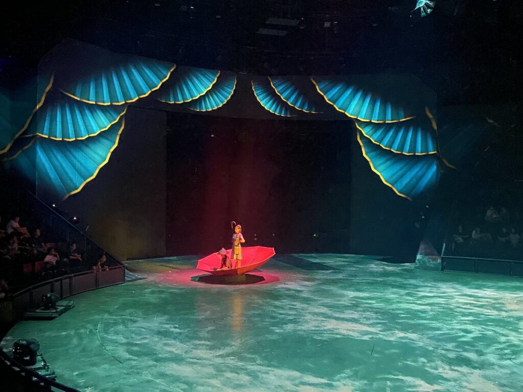 ERA-時空之旅2の湖面と舟を表現した舞台