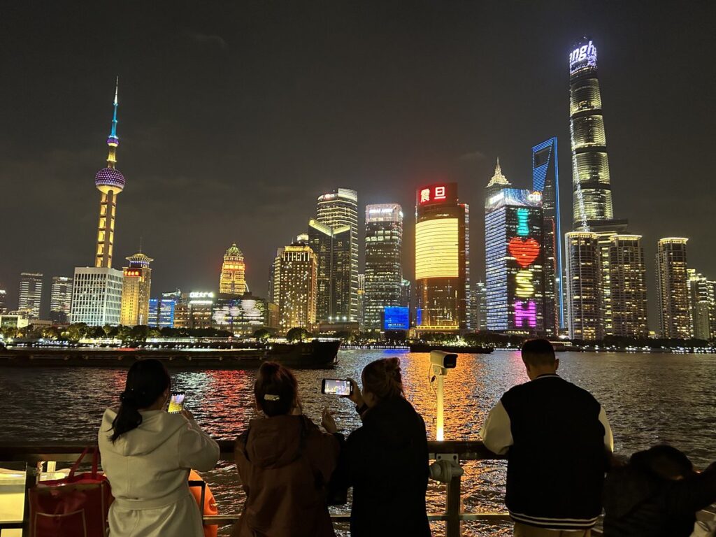 黄浦江リバークルーズから望む上海の夜景