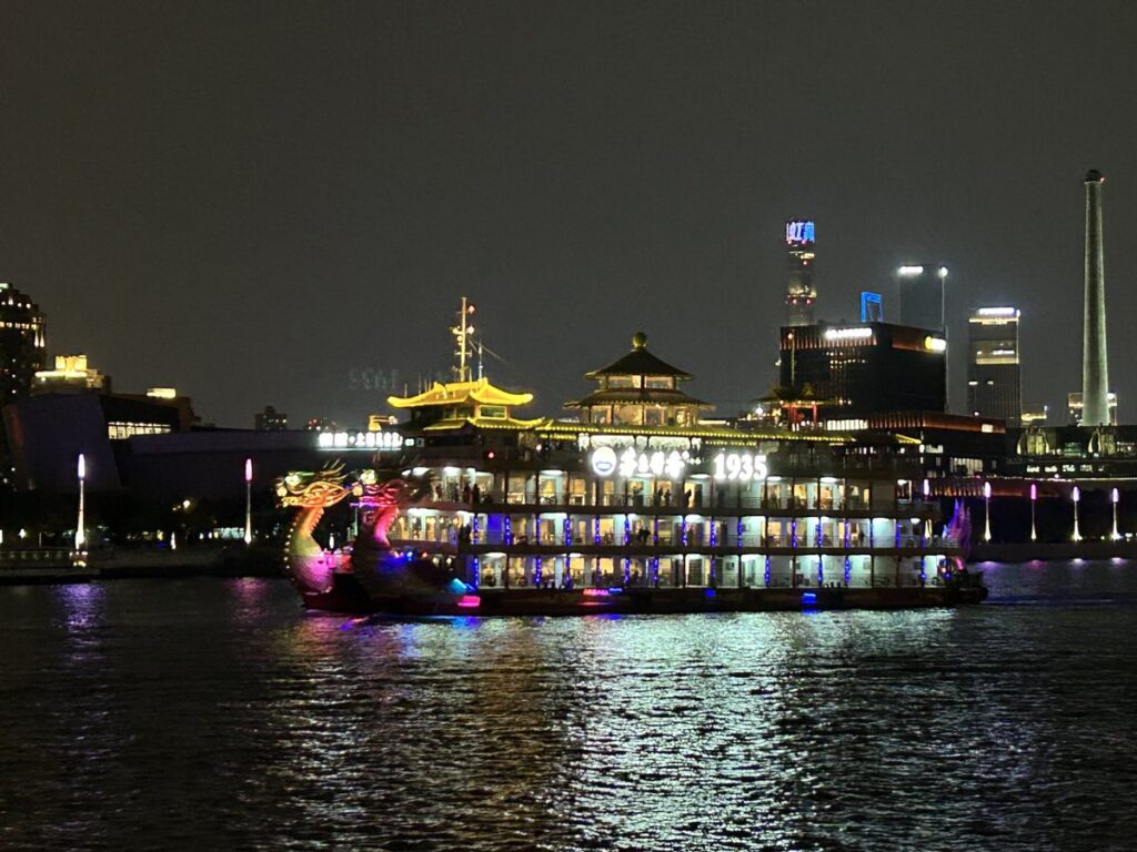黄浦江リバークルーズ船上から望む上海の夜景