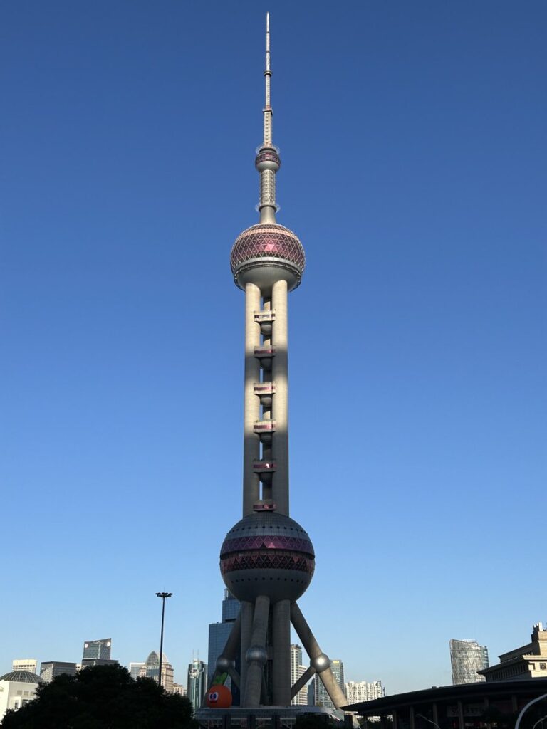 快晴の陸家嘴と東方明珠電視塔