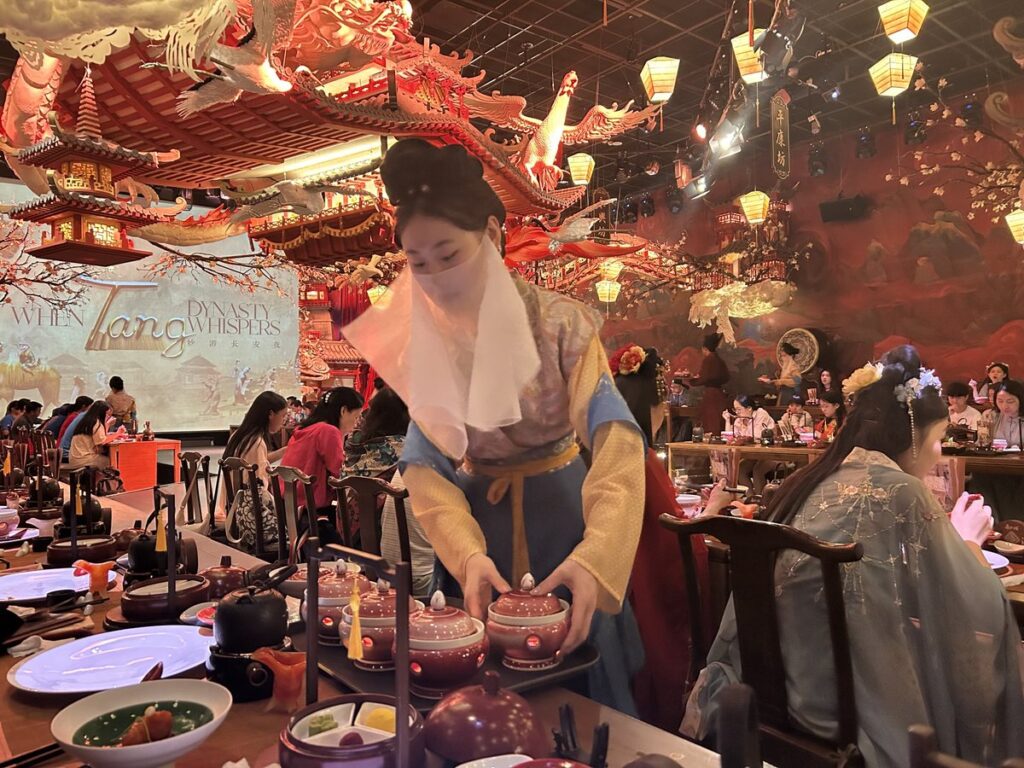 叙宴で料理を給仕するスタッフ