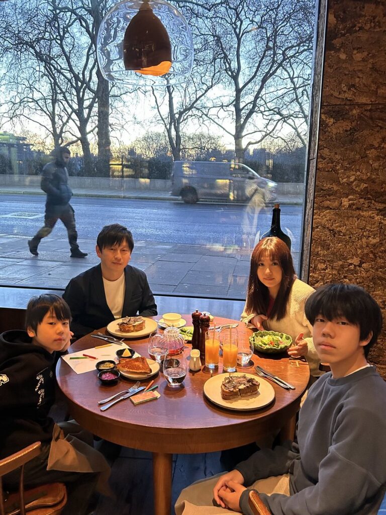 HIDE Restaurantで朝食を楽しむ家族4人