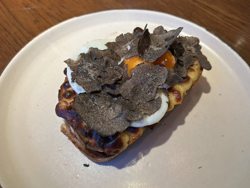 HIDE Restaurantの黒トリュフをのせたCroque Madame