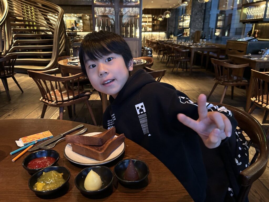 HIDE RestaurantのToasted white breadと子供