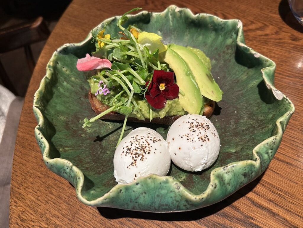 HIDE RestaurantのCrushed avocado on grilled sourdough toast