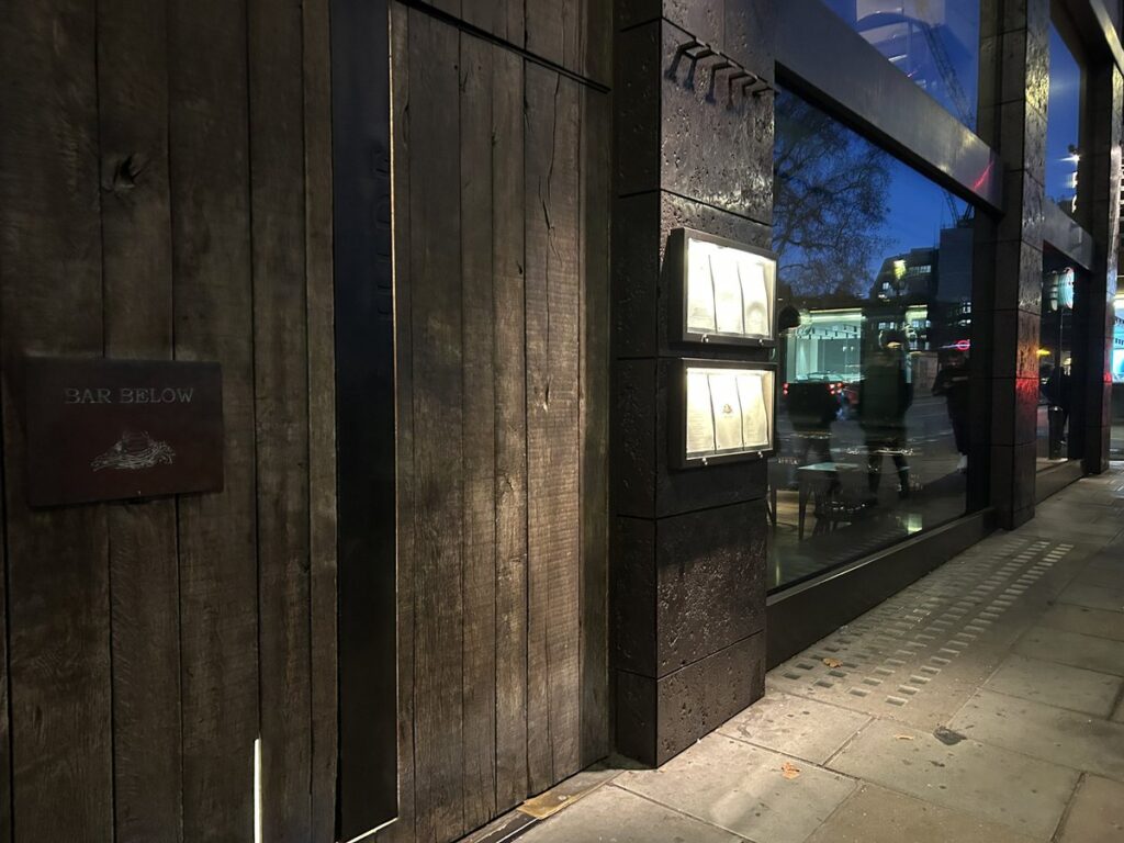 HIDE Restaurantの外観と入口
