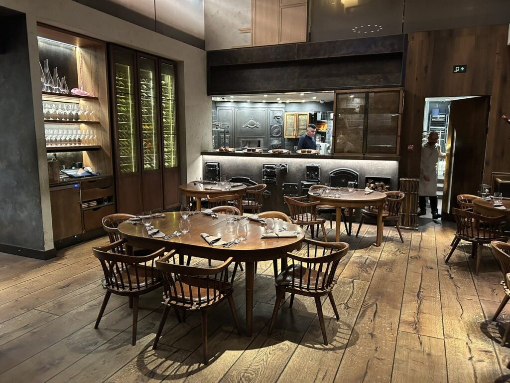 HIDE Restaurantの1階ダイニング