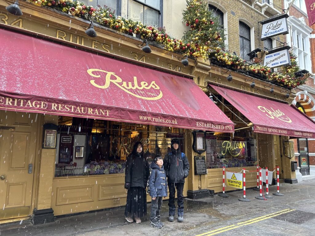 Rules Restaurantの外観と家族