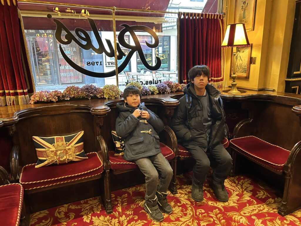 Rules Restaurant店内の待合スペースに座る子供たち