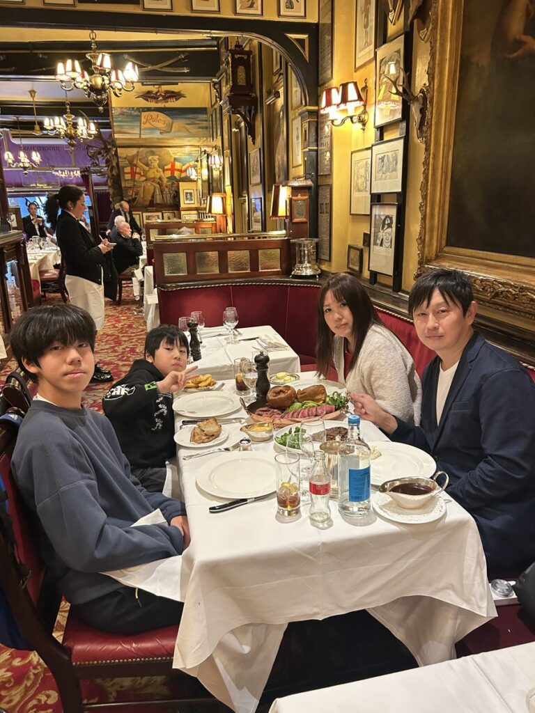 Rules Restaurantで食事を楽しむ家族4人