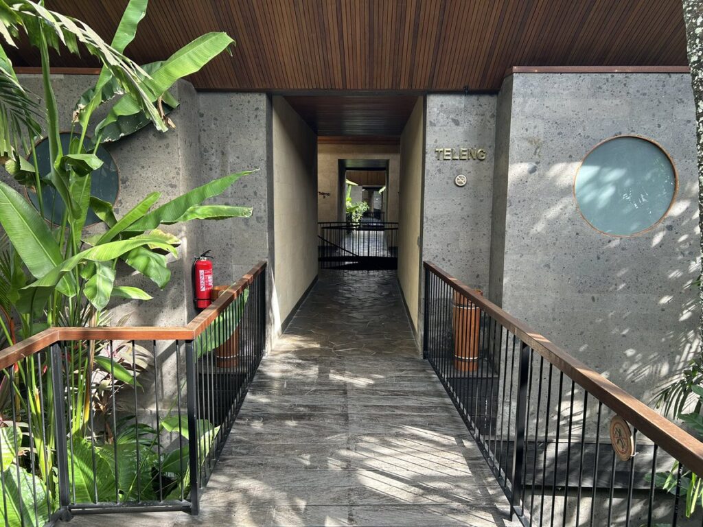緑に囲まれたGdas Baliの館内
