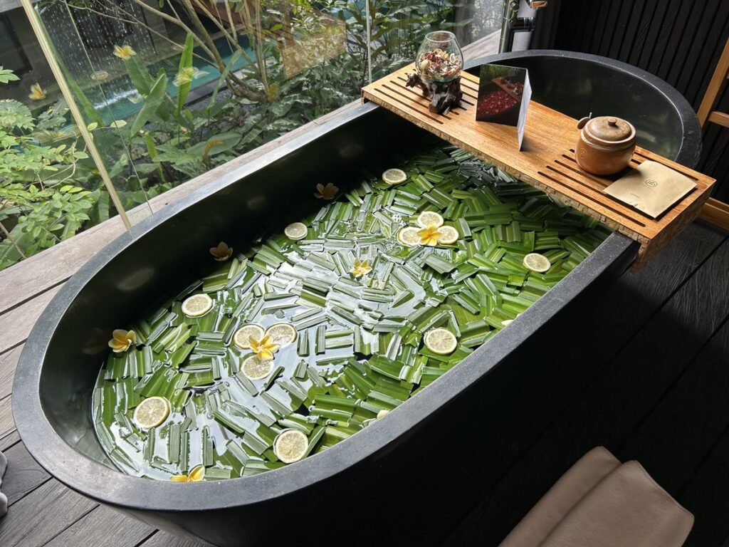花びらを浮かべたGdas Baliのバスタブ