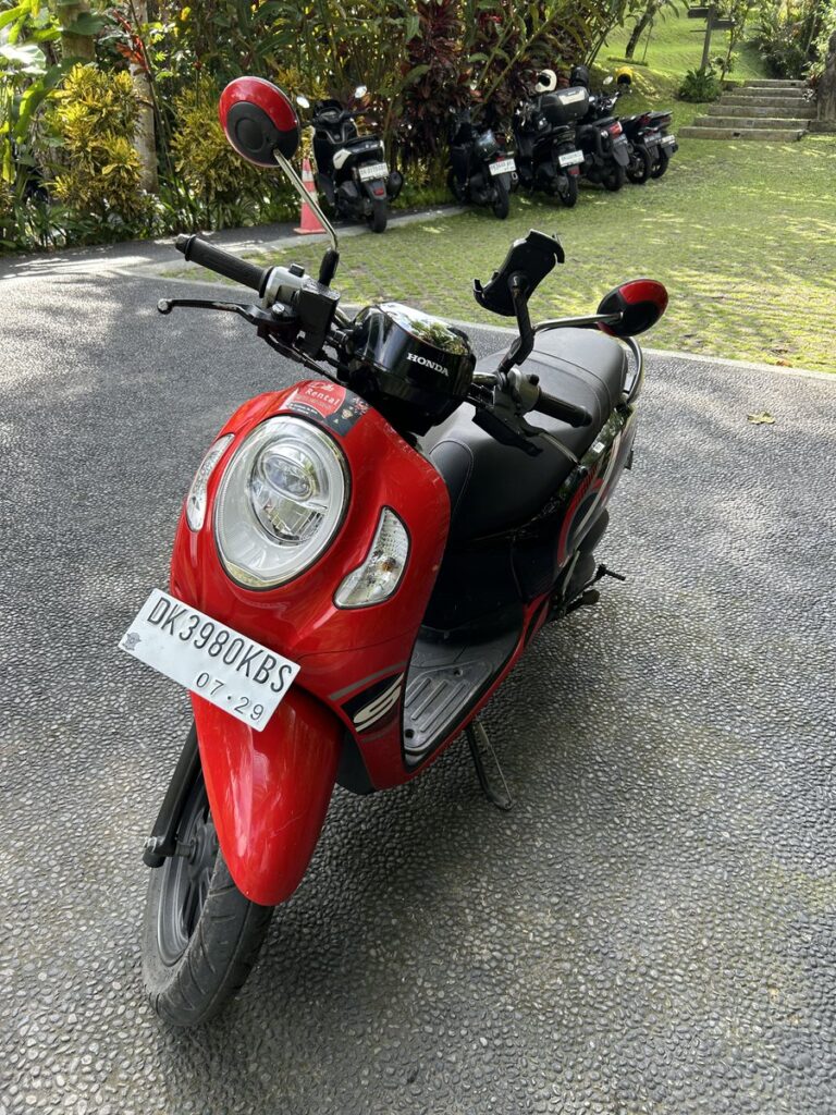 Gdas Baliでレンタルした赤いスクーター