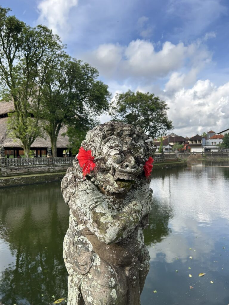 タマン・アユン寺院の池と石像