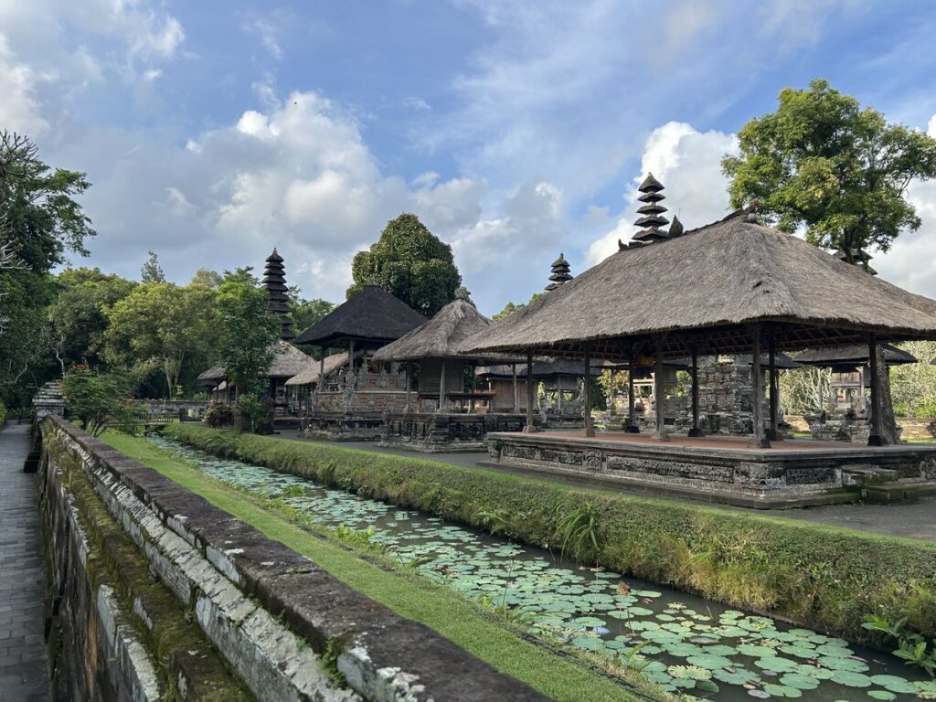 タマン・アユン寺院の水路と境内