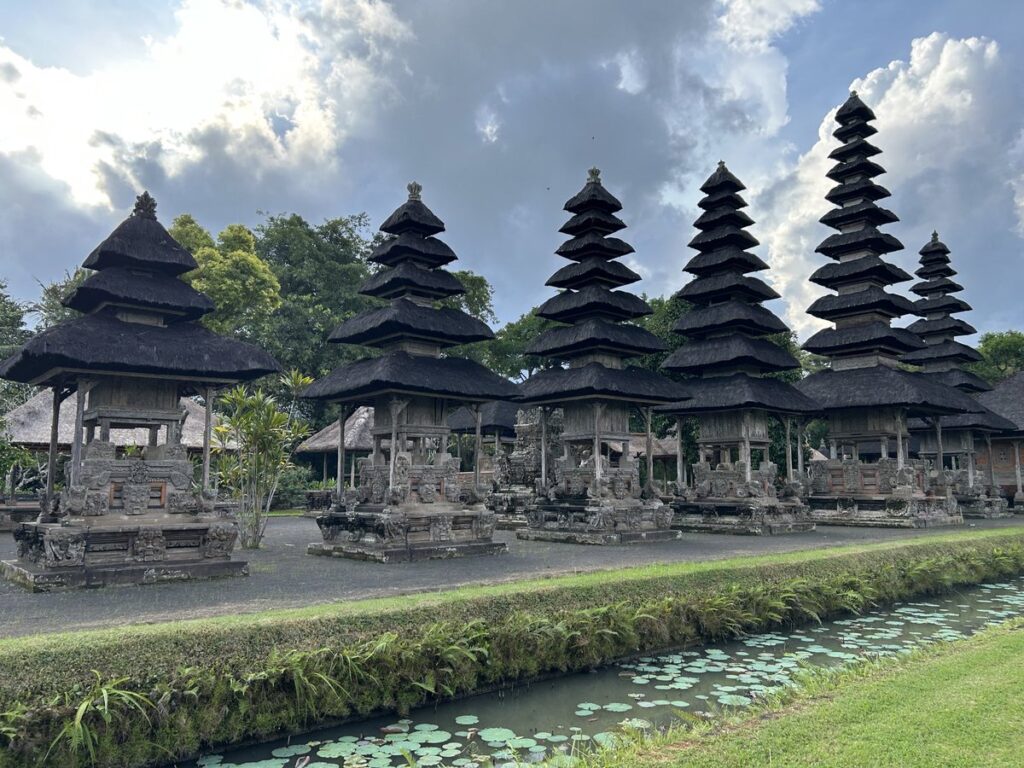 タマン・アユン寺院の多重塔「メル」と境内