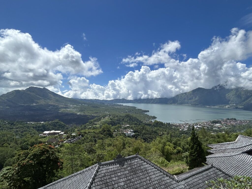 キンタマーニ高原から望むバトゥール山とバトゥール湖
