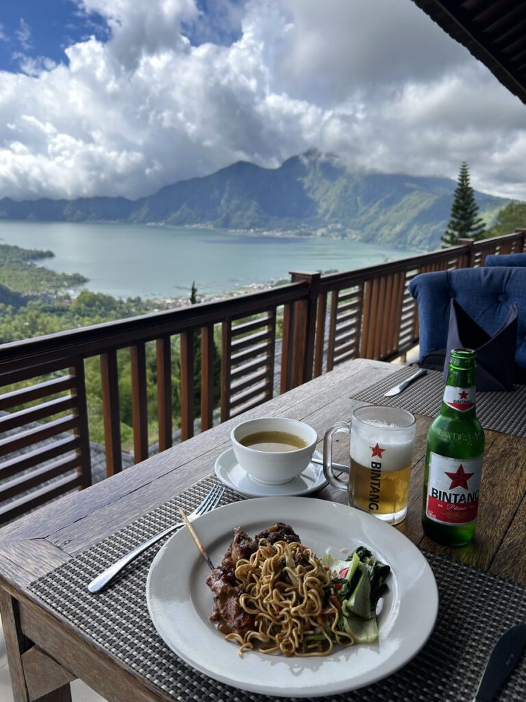 Lakeview Restaurantから望むバトゥール山とバトゥール湖、ブッフェ料理