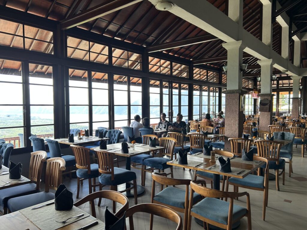 Lakeview Restaurantのダイニングスペース