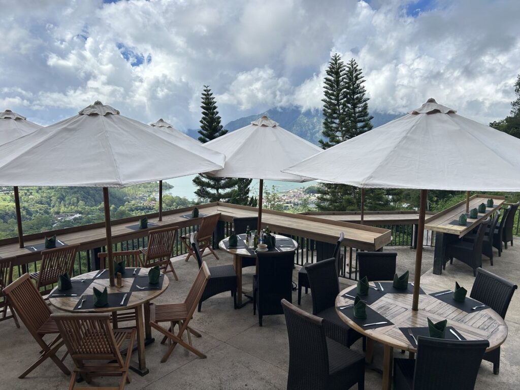 Lakeview Restaurantのバトゥール湖を望むテラス席