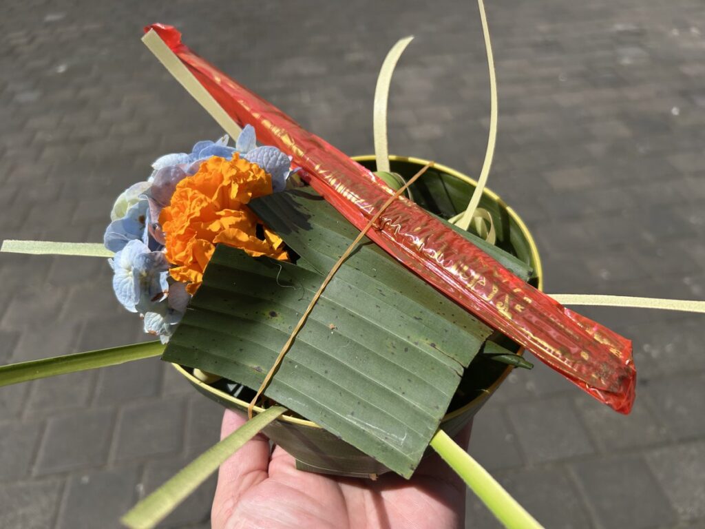 ブサキ寺院で購入したお供物