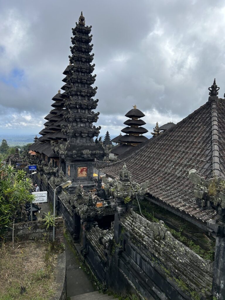 ブサキ寺院に立ち並ぶメル（多重塔）