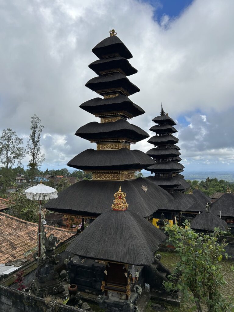 ブサキ寺院のメル（多重塔）と寺院群
