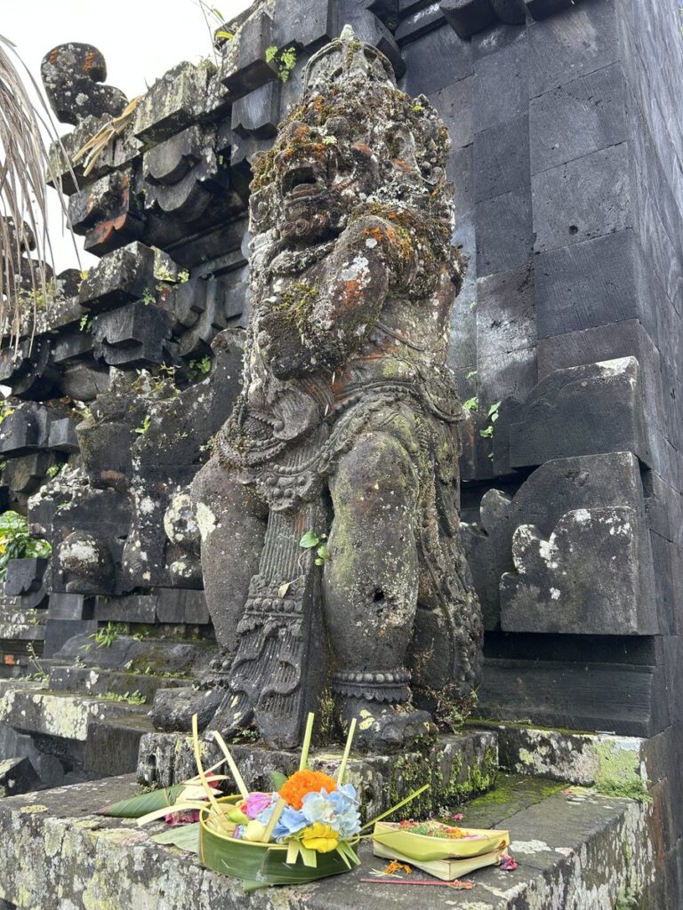 ブサキ寺院の石像に供えたお供物