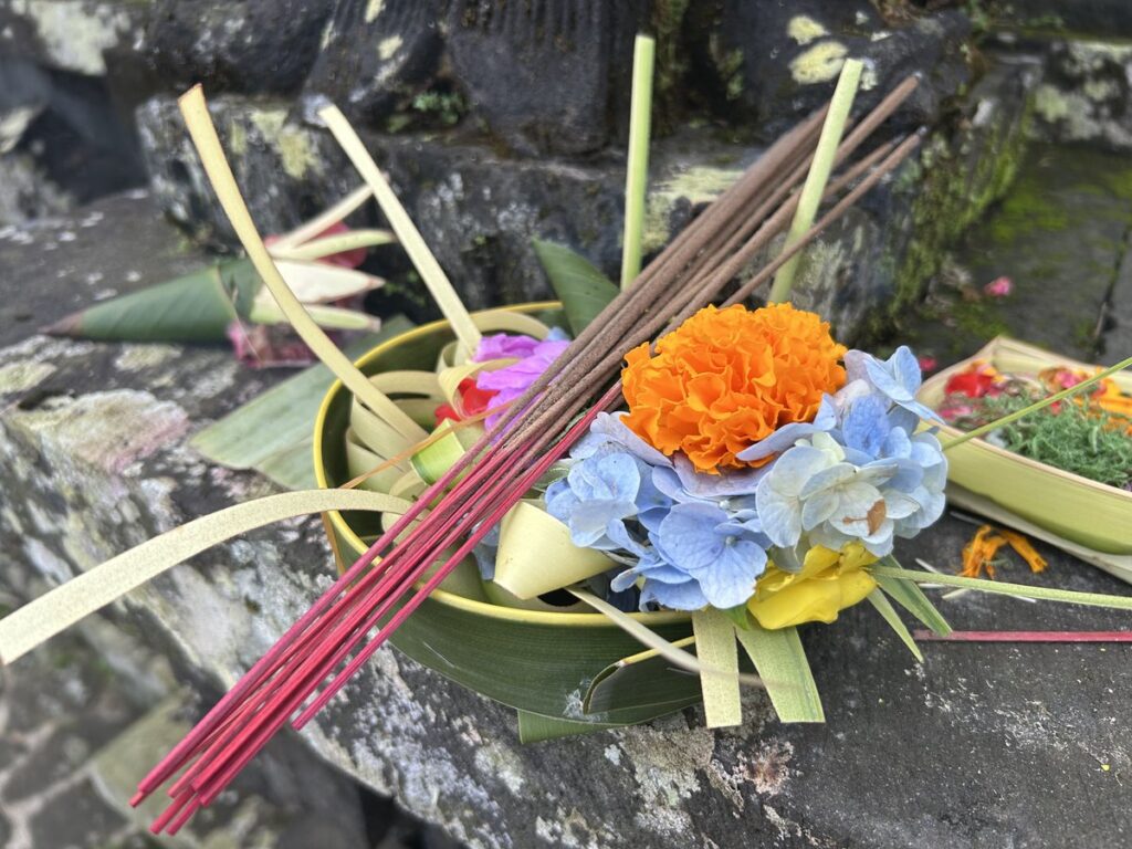 ブサキ寺院で供えた花と線香のお供物